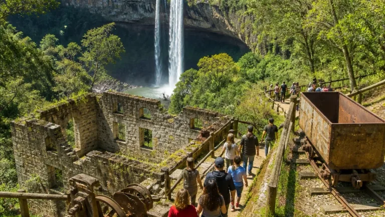 Serra: Canela (RS) preserva cascata de 131 m e memória ligada à exploração madeireira