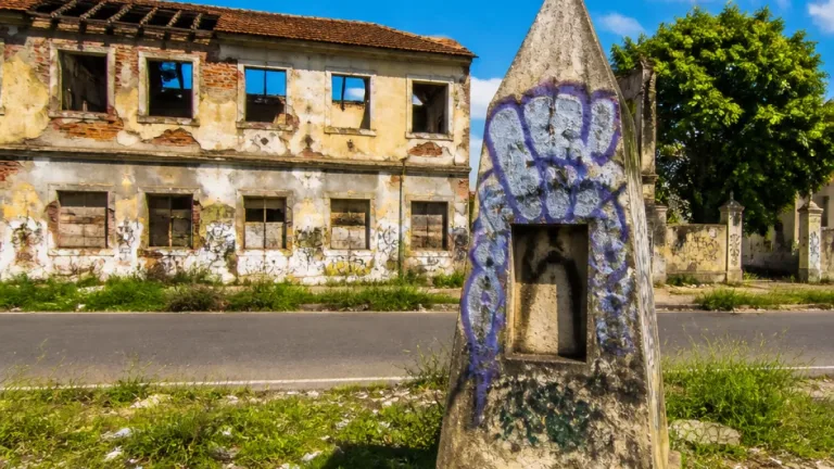 Sorocaba: praça histórica e prédio escolar abandonados preocupam moradores na Zona Norte