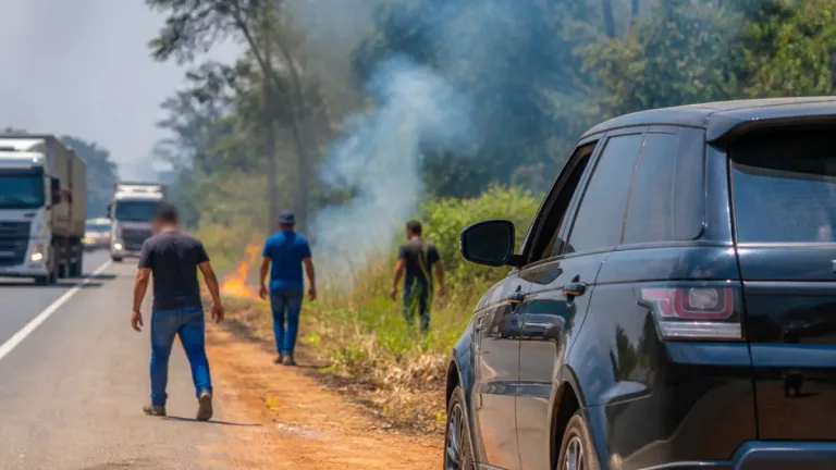 Vídeo mostra Range Rover parando na BR-163 enquanto ocupantes ateiam fogo em margens no Pará
