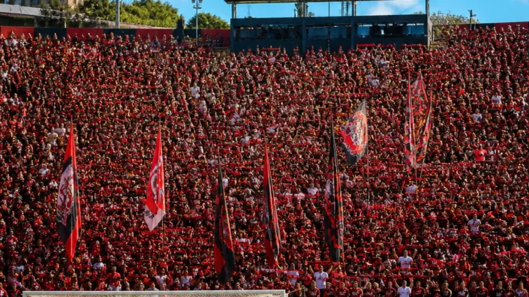 Vitória enfrenta Bahia no Barradão com torcida esgotada e disputa por vaga em torneios