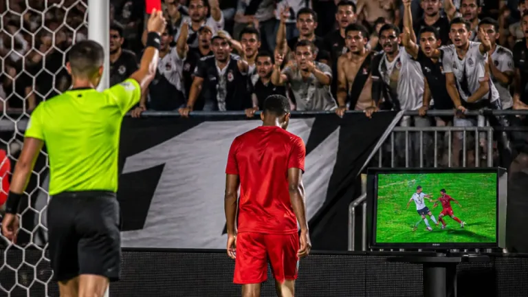Vitória perde por 1 a 0 em São Januário e reclamações sobre arbitragem marcam jogo