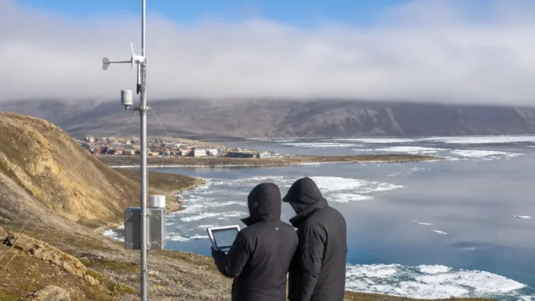 New weather station gives Grise Fiord live view of storm, sea-ice and erosion risks