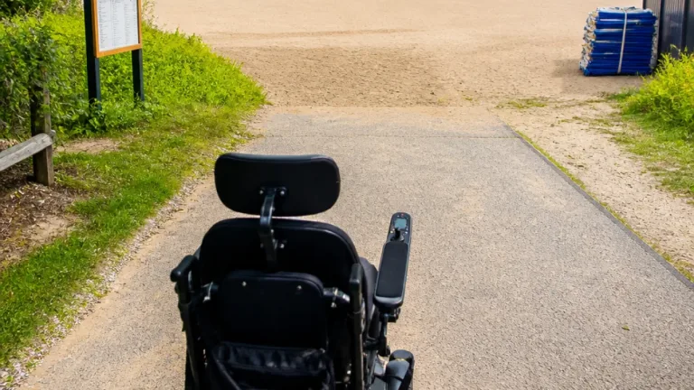 Winnipeg woman says trip to Winnipeg Beach marred after advertised mobility mats missing