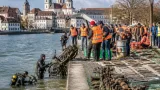 60 Abfalltaucher bergen rund 3 Tonnen Müll aus der Aare in Solothurn