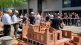 Aarau: Acht junge Maurer bauten am MAG ein Modell des Stadtmuseums nach