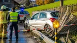 Auto fährt in Zaun und Bahnbarriere in Speicher – vier leichtverletzte Personen