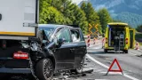 Auto prallt in Puffer-LKW bei Delsberg: Lenker verletzt, Strasse vorübergehend gesperrt