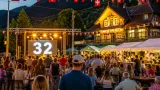 Beckenried feiert: Donnschtig-Jass zieht Festpublikum auf den Platz bei der Klewenbahn