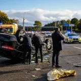 Innenminister vor Ort: Frau überschlägt sich bei Auffahrt auf A8, Minister setzt Notruf ab