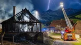 Ferienhaus in Steinegg vollständig zerstört — Blitz als mögliche Brandursache