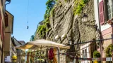 Freiburg sichert Felswand in Unterstadt – Terrasse des Restaurants «des 3 Rois» bleibt gesperrt