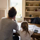 Mehr Eltern fürchten, Grundbedürfnisse ihrer Kinder künftig nicht mehr bezahlen zu können