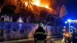 Grossbrand eines Holzstapels bei Baden: Feuerwehr bis in die Morgenstunden im Einsatz