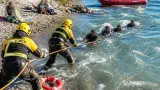 Menschenkette am Rhein: Vier Helfer bei Rettungsaktion von Feuerwehr geborgen