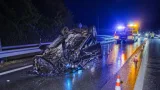 Mercedes bei Starkregen überschlägt sich auf A20 nahe Anschlussstelle Tessin – Fahrer leicht verletzt