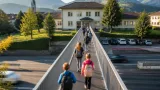 Neue Fussgängerbrücke in Einsiedeln trennt Schulweg klar vom Strassenverkehr