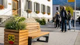 Neue Sitzbank vor dem Gemeindehaus in Altdorf erinnert an Begegnung an der Bundesfeier