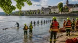 Rettungsaktion am Rhein in Neuenburg: Menschenkette bringt Helfer selbst in Gefahr