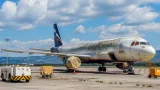 Seit 2022 fest: Warum ein Aeroflot-Airbus auf dem Flughafen Genf verrottet