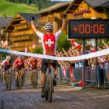 Sina Frei dominiert Short-Track in Les Gets und baut Führung im Disziplinenklassement aus