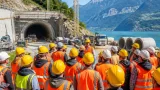 Viele Besucher bei Baustellenführung zur Neuen Axenstrasse in Sisikon