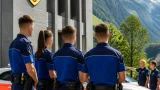 Vier neue Aspiranten treten das praxisorientierte Ausbildungsjahr bei der Kantonspolizei Uri an