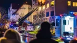 Wohnungsbrand im Riet: Elf Verletzte, neun ins Spital – Feuerwehr verhindert Übergriff