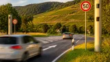Zwei feste Blitzer zwischen Müllheim und Neuenburg sollen Unfallrisiko an Kreuzung senken
