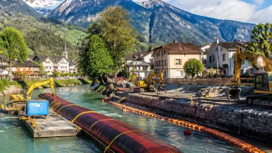 Letzter Baustein für Hochwasserschutz im Sarneraatal gestartet: Hilfswehr in Sarnen im Bau