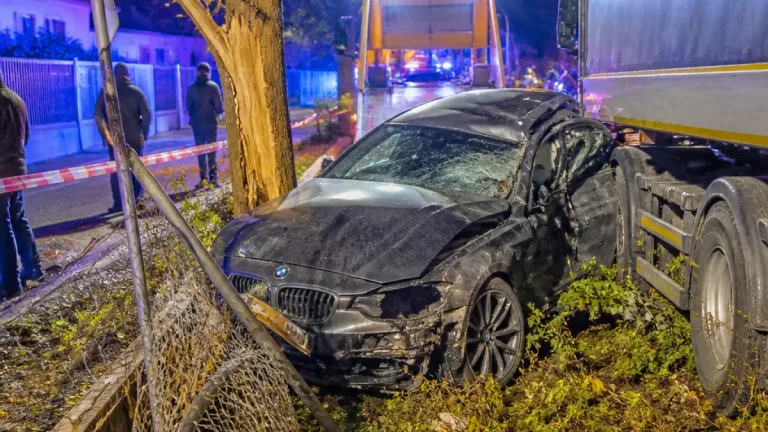 Auto durchbricht Zaun in Sissach und kollidiert mit geparktem Lastwagen
