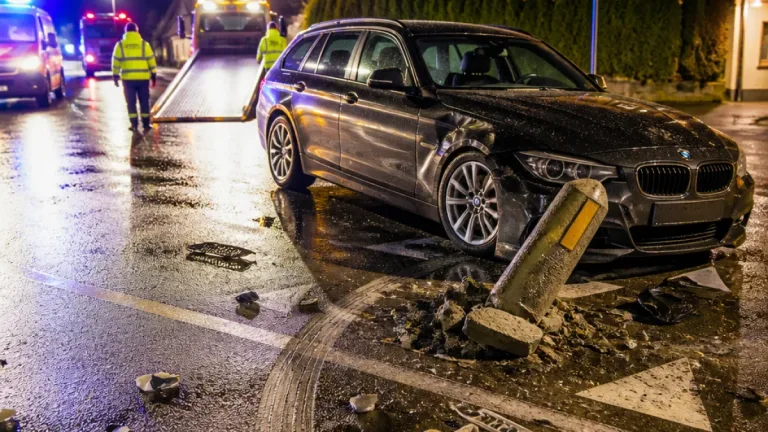 Auto prallt in Kilometerstein bei Trin – Lenker leicht verletzt, Kreuzung blockiert