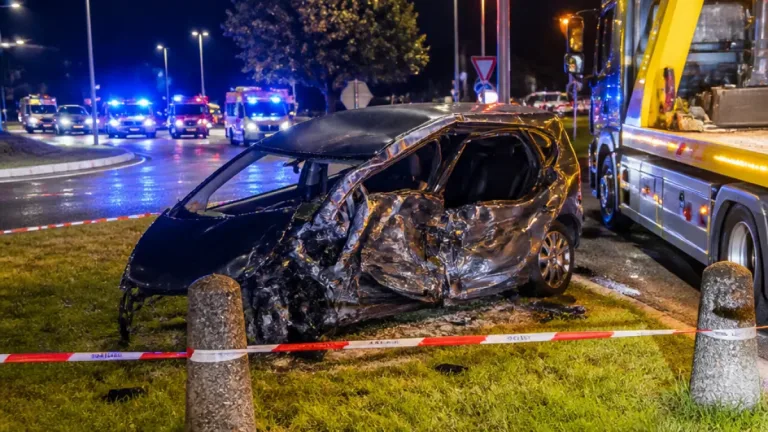 Auto prallt in Kreisel in Subingen: Lenker flüchtet, Fahrzeug Totalschaden