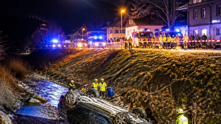Auto stürzt in Schwenden Böschung hinunter: Fahrer schwer verletzt, Strasse zeitweise gesperrt
