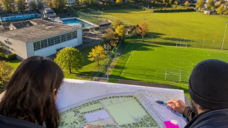 Baar startet Gesamtschau für Sportareal Lättich: Hallenbad-Sanierung und neue Sportflächen geplant