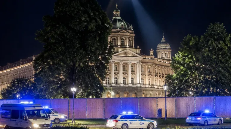 Baden: Polizeieinsatz am Bundesgerichtshof in Karlsruhe nach Überklettern eines Bauzauns