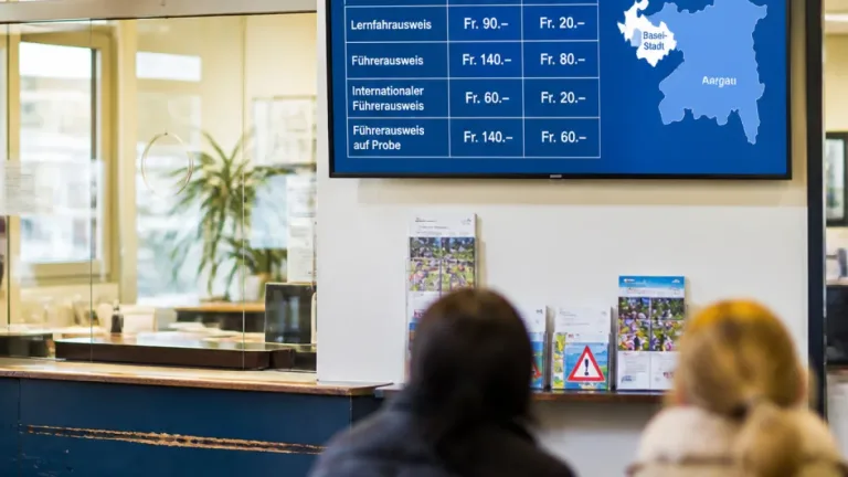 Basel-Stadt erhebt die höchsten Gebühren für Autoprüfungen – Lernfahrausweis viermal so teuer wie im Aargau