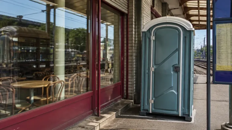 Burgdorf: Caffè Spettacolo schliesst — Bahnhof mit mobilen WC-Lösungen und offenen Fragen