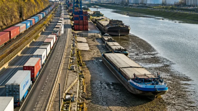 Drohender Rhein‑Stopp: Schweizer Importe und Treibstoffversorgung stehen unter Druck