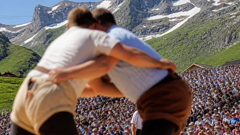 Fabian Staudenmann gewinnt Schwägalp-Schwinget – Berner Duell entscheidet das Bergfest
