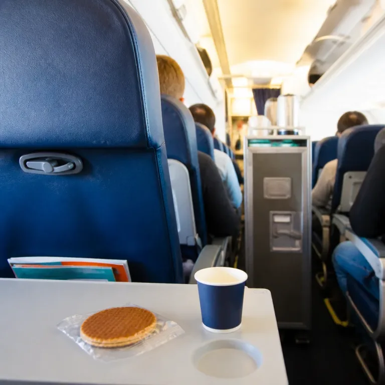 KLM schafft Gratis-Mahlzeiten in Economy auf Europaflügen ab — Stroopwafel bleibt