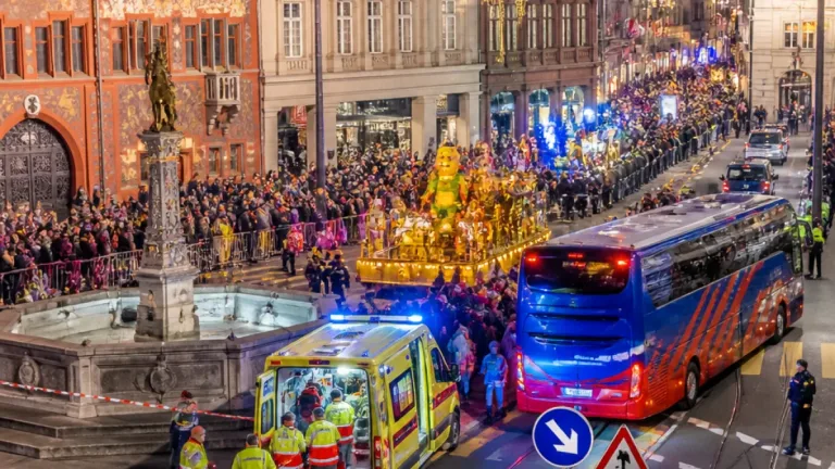 Grossanlässe forderten Rettungsdienste in Basel: Reanimation, Verkehrslenkung und Kontrollen