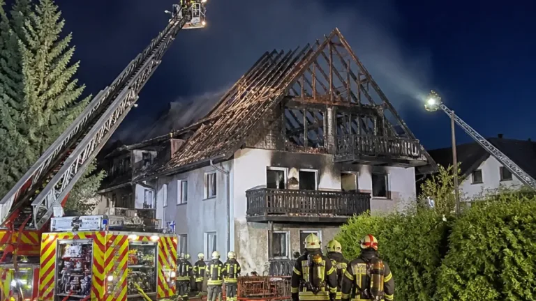 Grossbrand auf Balkon macht Mehrfamilienhaus in Erlinsbach unbewohnbar