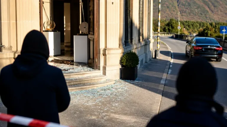 Historische Pendeluhren aus Museum in Le Locle gestohlen — Täter flüchten Richtung Frankreich