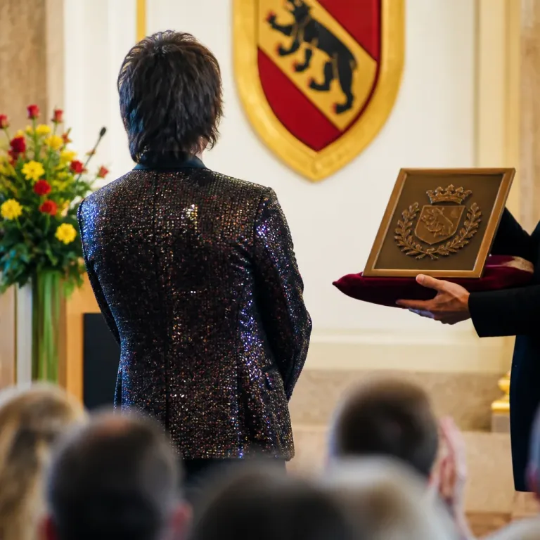 Jazz Gitti mit Ehrenplakette Niederösterreichs geehrt – Portrait einer unverwüstlichen Entertainerin