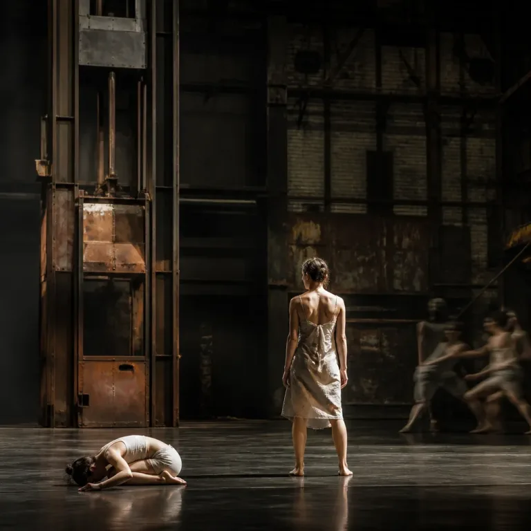 Tanz als Sprache: De Keersmaeker und Mariotte bringen Jacques Brel in die Gießhalle