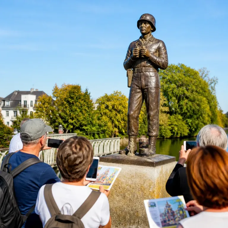 Bronze-Elvis in Bad Nauheim feiert fünf Jahre: Erinnerung, Handlichkeit und ein Plan B
