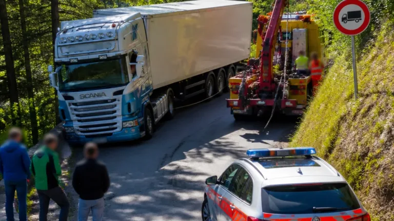 Lastwagen bleibt auf steiler Balmbergstrasse stecken – Passstrasse drei Stunden blockiert