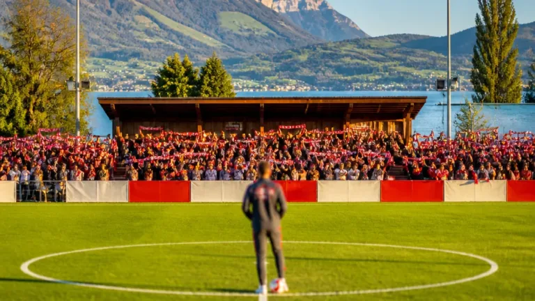 Marco Odermatt führt symbolischen Anstoss beim Cup-Knüller in Buochs aus