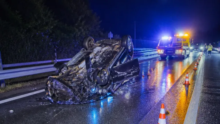 Mercedes bei Starkregen überschlägt sich auf A20 nahe Anschlussstelle Tessin – Fahrer leicht verletzt
