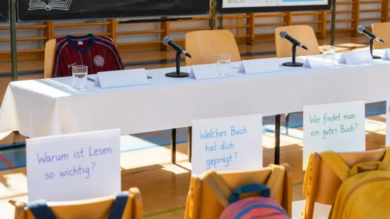 Mit Pressekonferenz und Fussball: Neuenburger Fünftklässler üben Lesen, Fragenstellen und Öffentlichkeit
